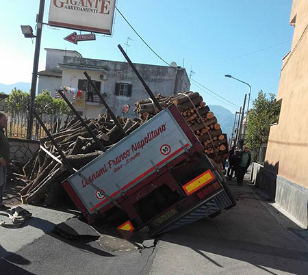 Scafati: cede manto stradale appena rifatto, si ribalta camion ... - Salernonotizie.it (Comunicati Stampa) (Registrazione)