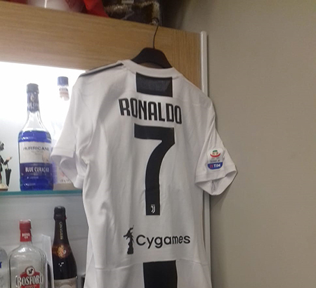 Salerno: che ci fa la maglia di Cristiano Ronaldo nel bar Leodamia?