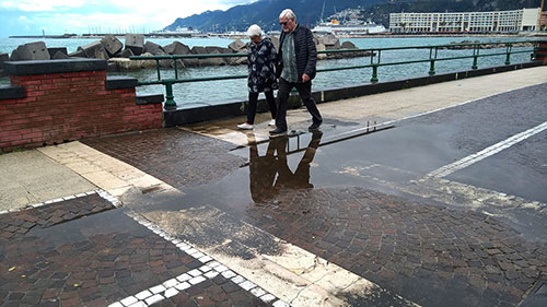 Salerno, attracca al Pacific Princess: turisti a passeggio tra le pozzanghere - Salernonotizie.it
