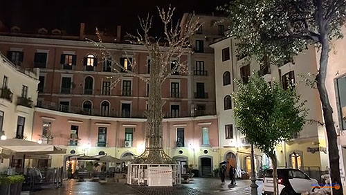 Salerno: attesa per l'albero illuminato in piazza Flavio Gioia - Salernonotizie.it