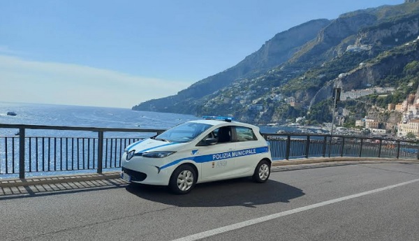 Amalfi, nuova auto elettrica per la Polizia Municipale - Salernonotizie.it